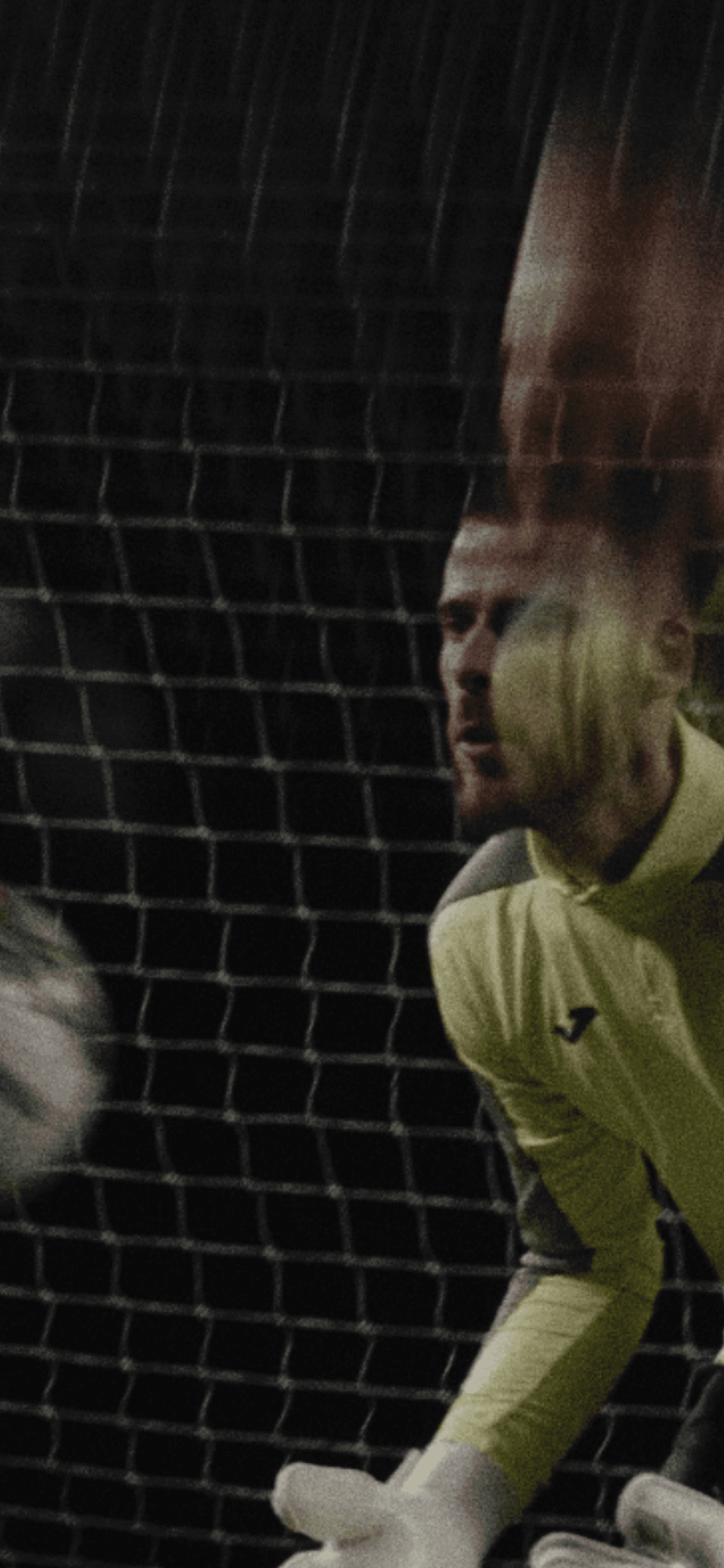 Вратарь Joma отражает удар на футбольном поле